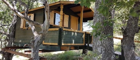 Cabane (Perchée) | Fer et planche à repasser, lits bébé (gratuits)
