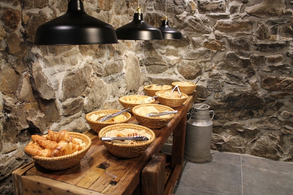 TĂ€gliches FrĂŒhstĂŒcksbuffet (10 EUR pro Person)