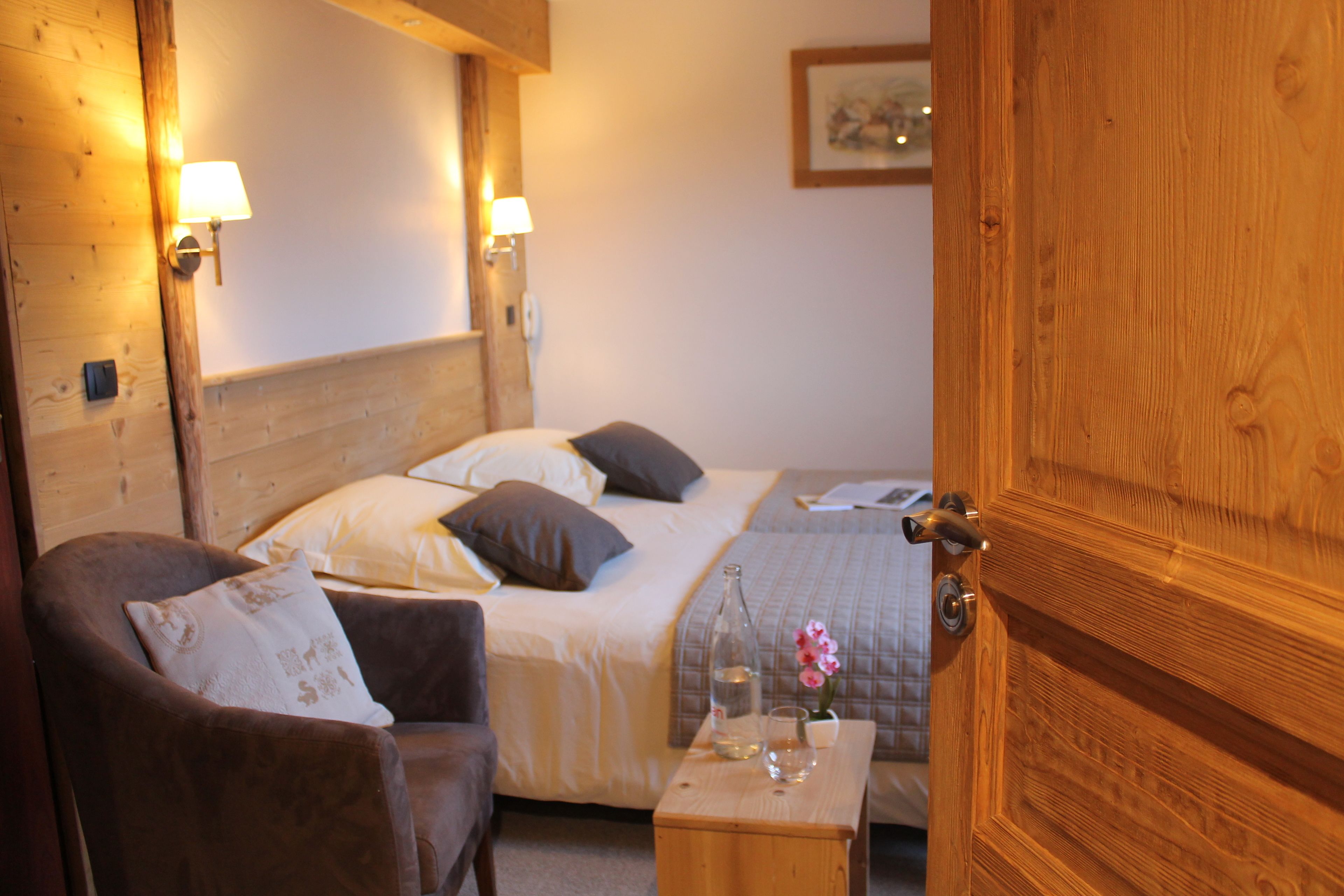 comfort room, 1 double or 2 single beds, non smoking | premium bedding, in-room safe, desk, soundproofing