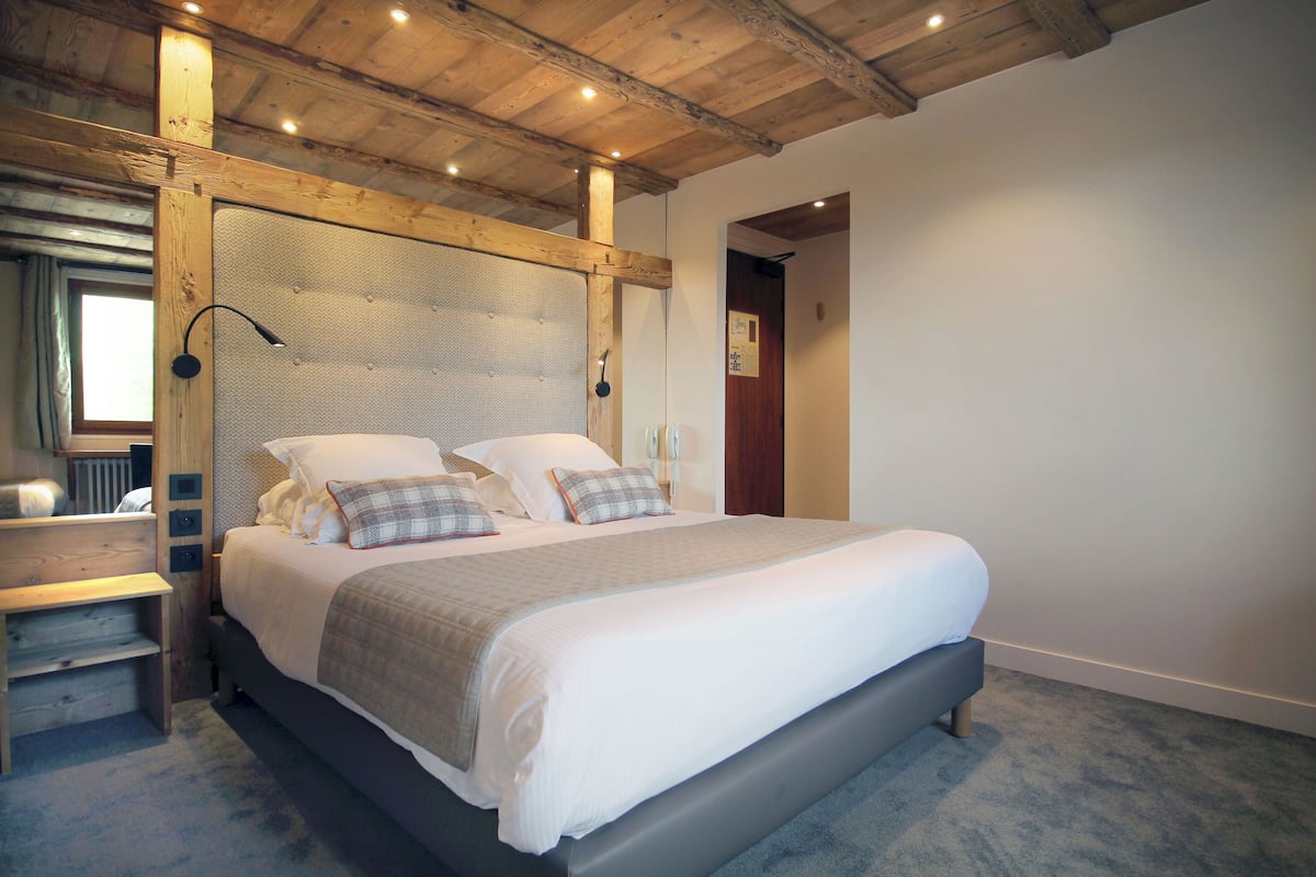 superior room, multiple beds, non smoking | premium bedding, in-room safe, desk, soundproofing