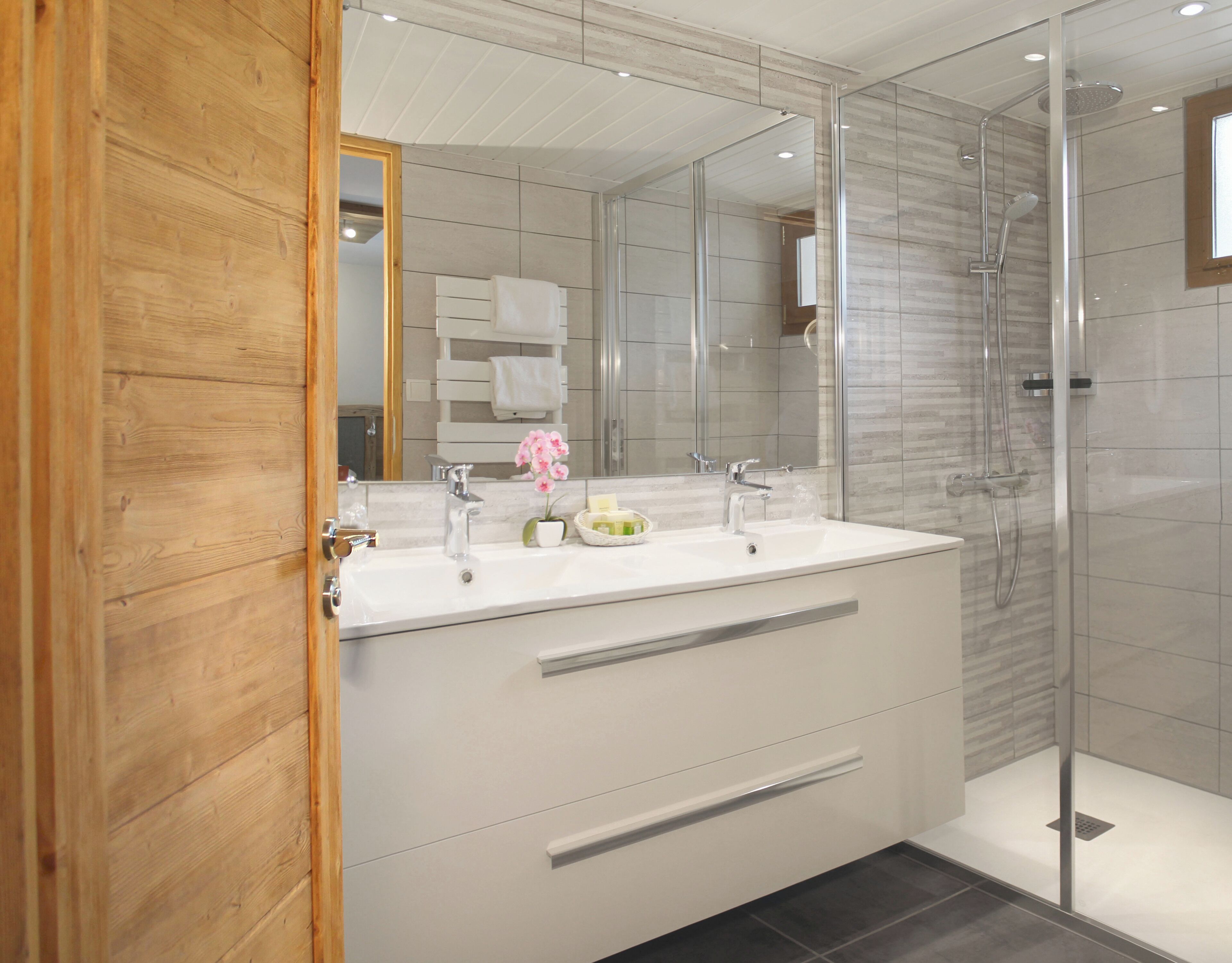 Premium kamer, Meerdere bedden, niet-roken | Luxe beddengoed, een kluis op de kamer, een bureau, geluiddichte muren