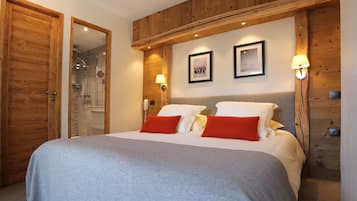 Premium kamer, meerdere bedden, niet-roken | Luxe beddengoed, een kluis op de kamer, een bureau, geluiddichte muren