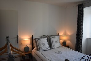 Decoración personalizada, muebles diferentes y cortinas blackout 