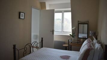 Comfort Double Room, 1 Double Bed | Individually decorated, individually furnished, blackout curtains