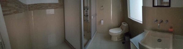 Apartment, 3 Bedrooms, Non Smoking, Private Bathroom | Bathroom | Shower, towels