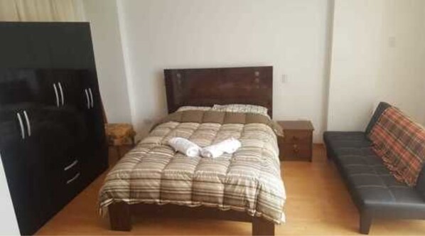 3 عدّة غرف نوم ومكتب وواي فاي مجانًا وملاءات أسرّة