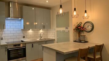 Een koelkast, een magnetron, een oven, een kookplaat