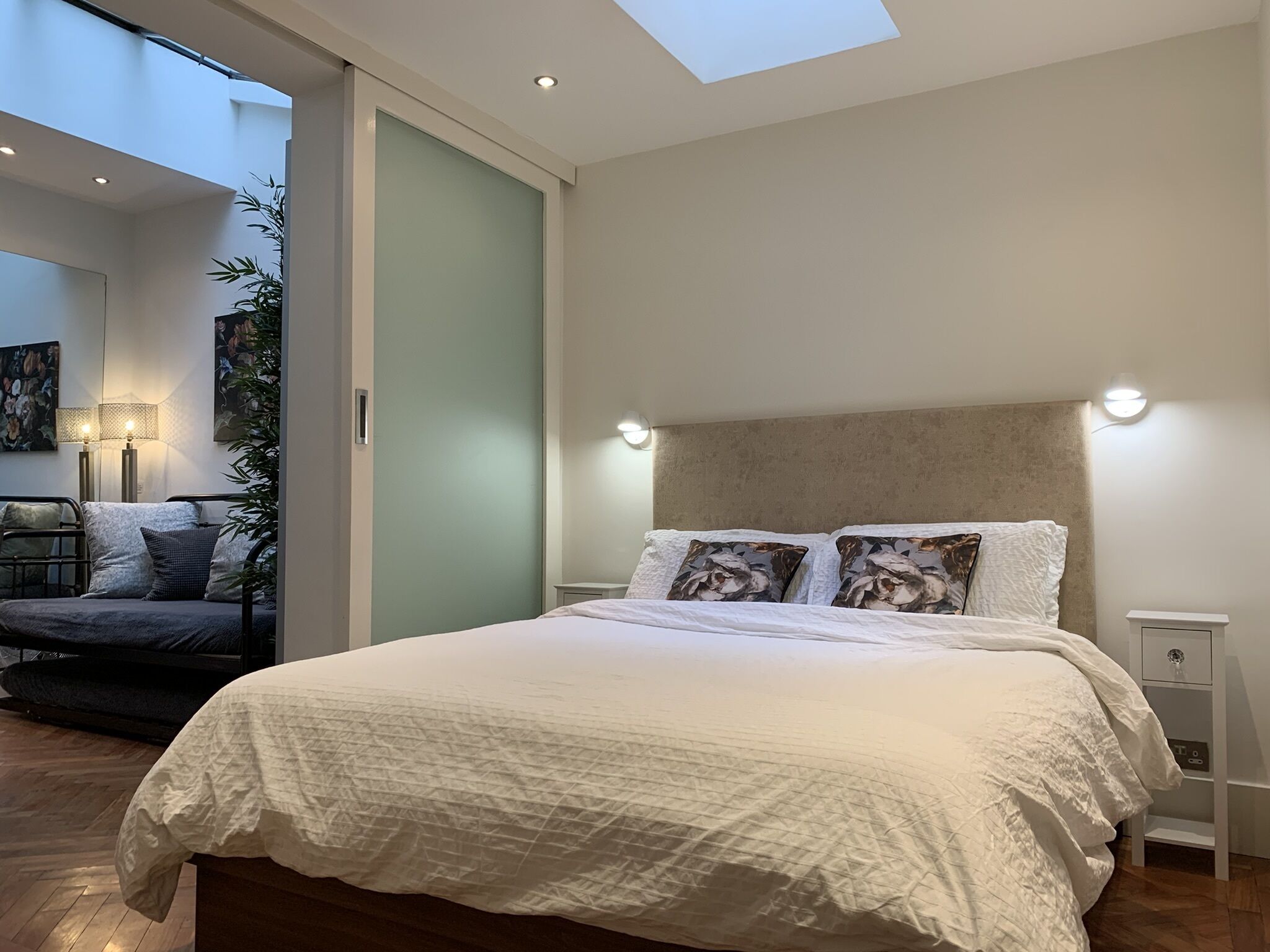 3 slaapkamers, een bureau, een strijkplank/strijkijzer, reisbedje