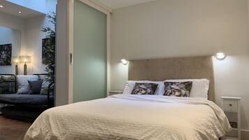 3 slaapkamers, een bureau, een strijkplank/strijkijzer, reisbedje