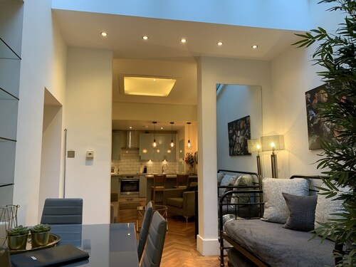 Élégant appartement de 3 chambres à coucher et de 2 chambres à côté de Hyde Park, W2