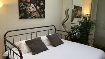 3 camere, una scrivania, ferro/asse da stiro, culla da viaggio