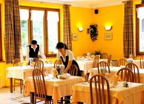 Breakfast, lunch and dinner served - Hotel Zurigo (Molveno)
