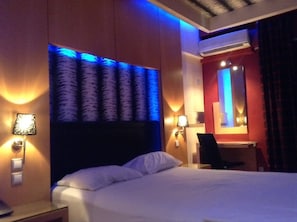 Ropa de cama de alta calidad, escritorio y cortinas blackout
