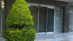 A building with a sign that reads "OLYMPIIC H." - Olympic Hotel – Adults Only (Piraeus)