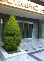 Un edificio con un letrero que dice "OLYMPIIC H".