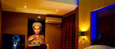 Premium bedding, desk, blackout curtains, free WiFi