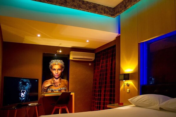 Ropa de cama de alta calidad, escritorio y cortinas blackout 