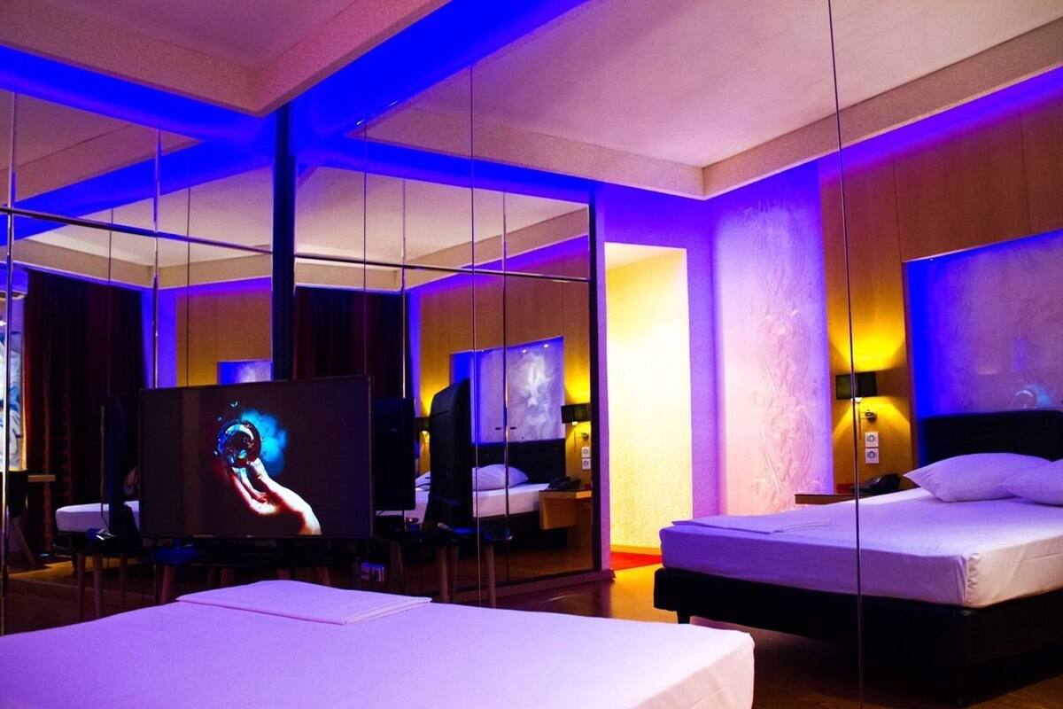 Premium bedding, desk, blackout drapes, WiFi (free)