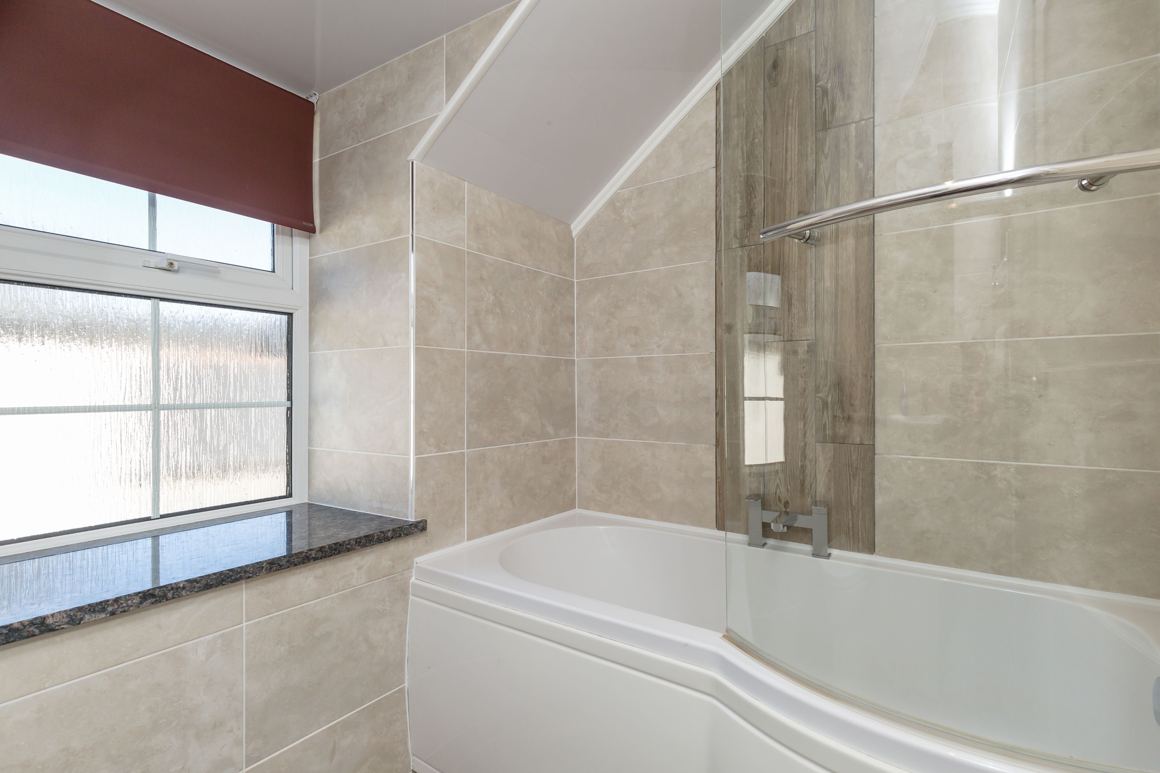 Un baño con bañera, cabina de ducha y ventana con vistas.