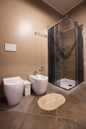 Sèche-cheveux, serviettes fournies, savon, shampoing