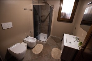 Asciugacapelli, asciugamani, sapone, shampoo