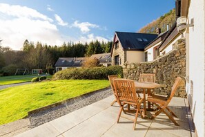 Outdoor dining - Walled Garden Mews 3 - a mews cottage that sleeps 6 guests in 2 bedrooms (Oban)