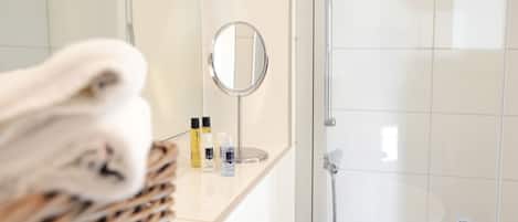 Junior Apartment | Bathroom amenities | Shower, hair dryer, towels, soap
