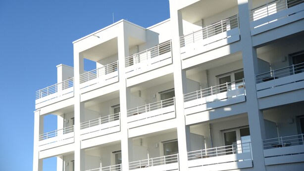 A multi-story building with balconies and large windows. - ADAPT APARTMENT HOTEL Giessen (Giessen)