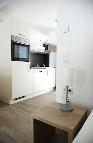 Junior Apartment | Private kitchen | Full-size fridge, microwave, oven, stovetop - ADAPT APARTMENT HOTEL Giessen (Giessen)