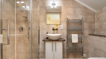 Suihkun ja ammeen yhdistelmä, hiustenkuivaaja