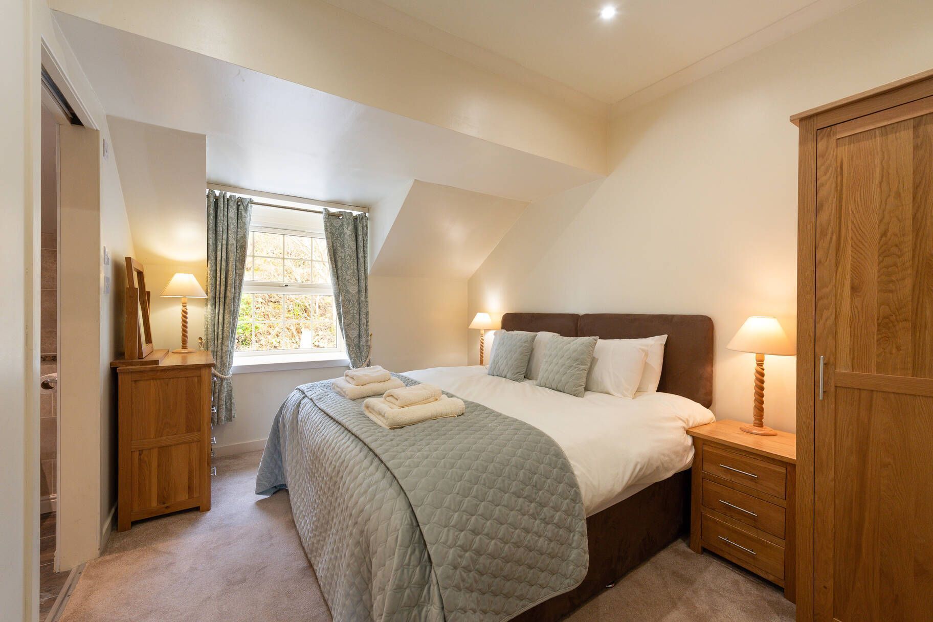 2 dormitoris, planxa i posts de planxar i Internet 