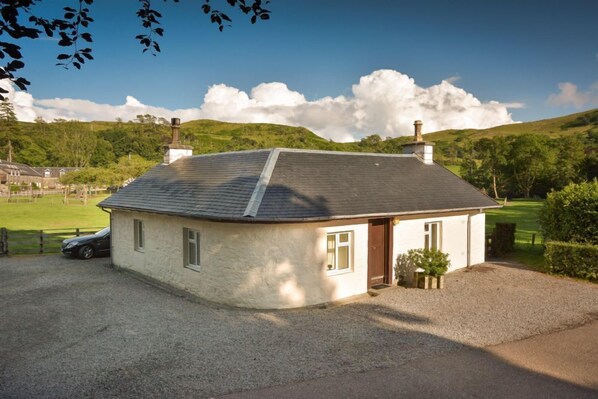 Exterior - Weighbridge Cottage - a detached cottage with open fire and private garden (OBAN)