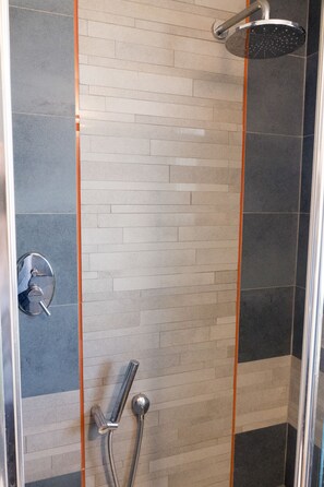 Bathroom shower - Immerse Yourself in an Idyllic Situation (Bologna)