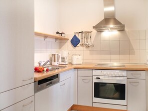 Kühlschrank, Ofen, Geschirrspüler, Wasserkocher mit Kaffee-/Teezubehör