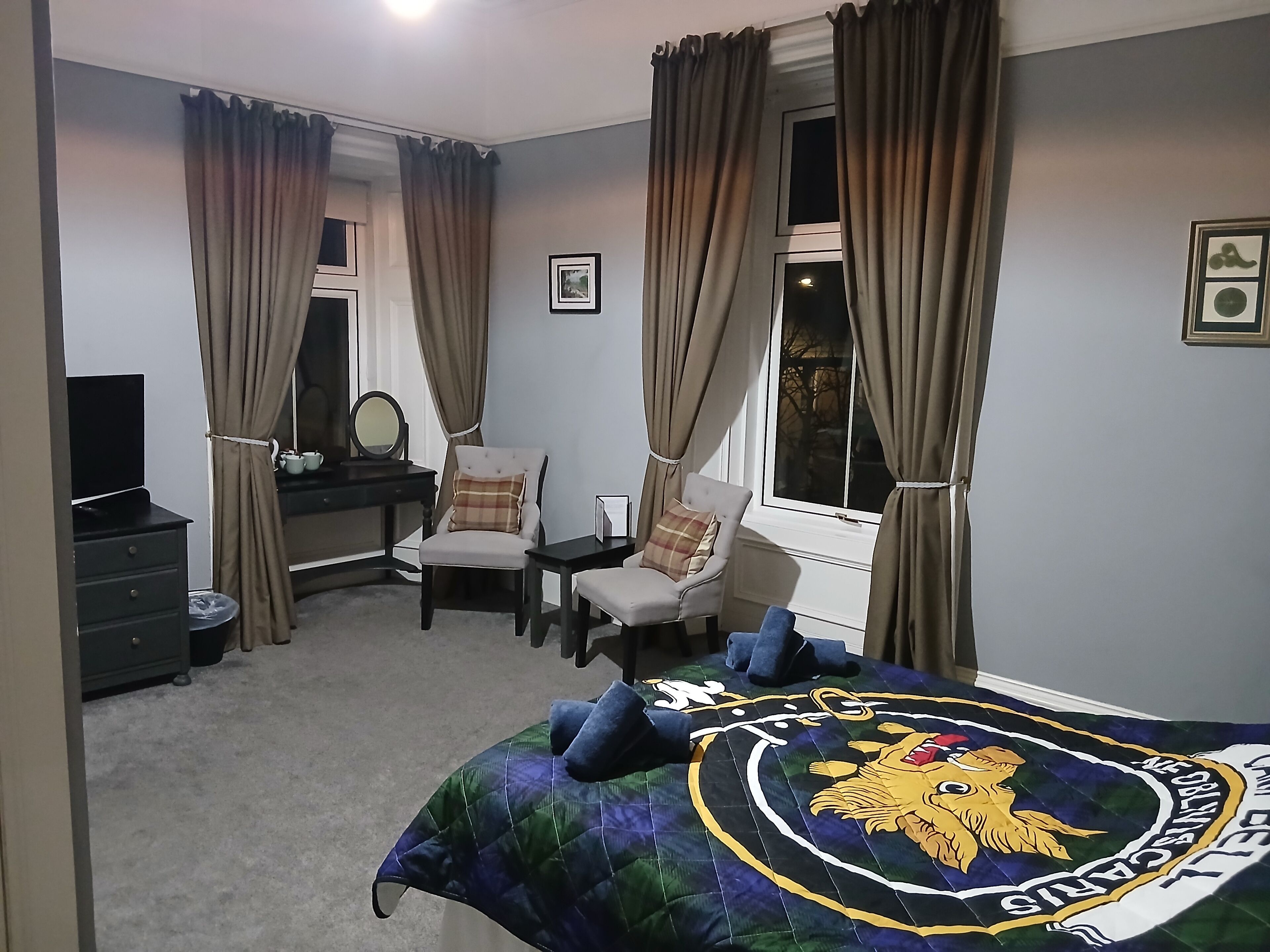 أغطية فراش متميزة وتجهيزات عازلة للصوت ومكواة/لوح كي وواي فاي مجانًا