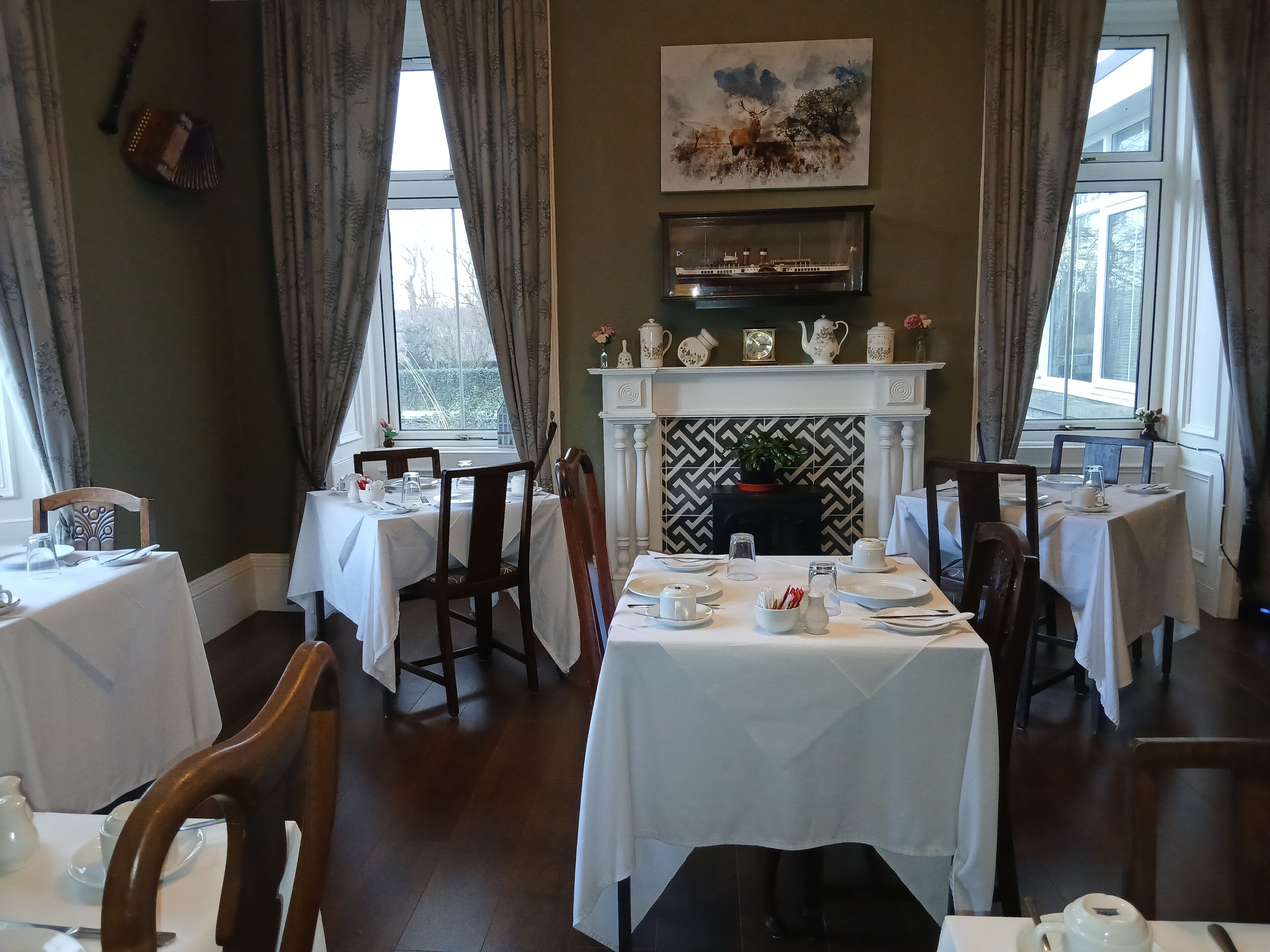 فطور من الأطباق المحلية مجانًا يوميًا