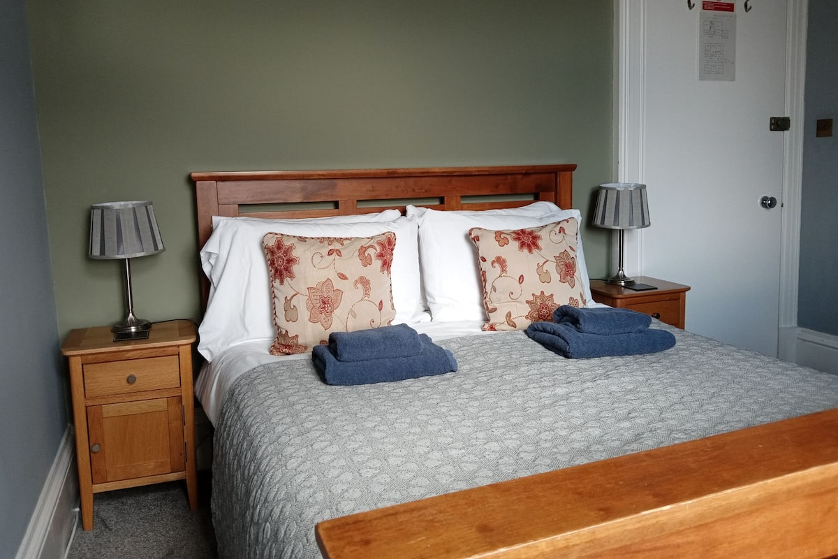 Premium bedding, soundproofing, iron/ironing board, free WiFi