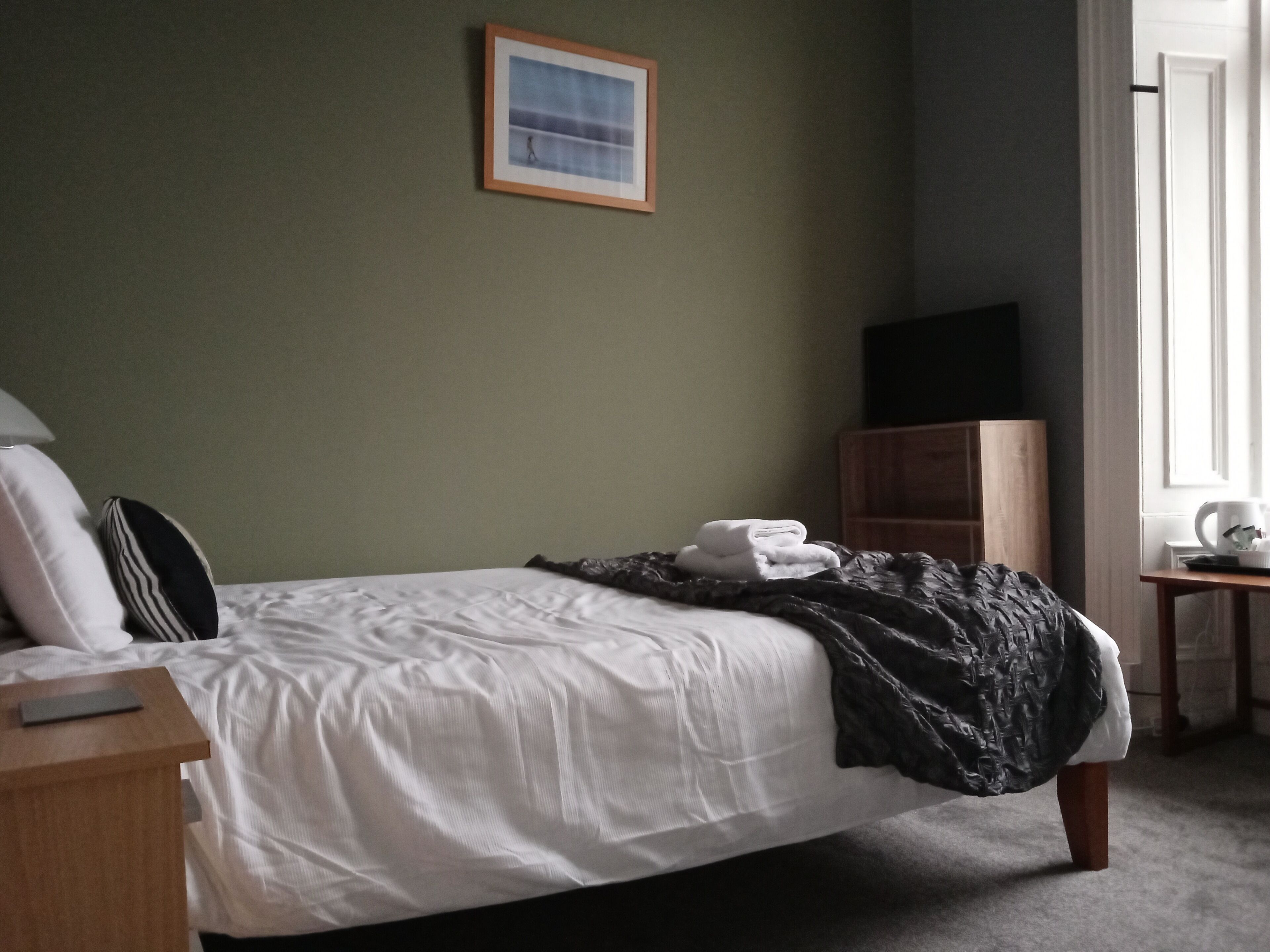 Basic Single Room (No Bathroom) | Premium bedding, soundproofing, iron/ironing board, free WiFi