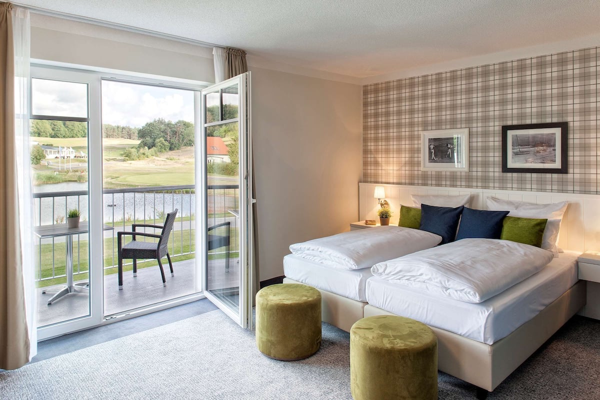 comfort room (golf view) | 1 bedroom, hypo-allergenic bedding, in-room safe, blackout curtains