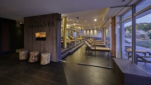 Un área de spa con paredes de madera, una recepción y una zona de estar con bancos.