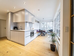 Fridge, oven, stovetop, dishwasher