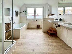 Unclassified image, 5 of 40, button