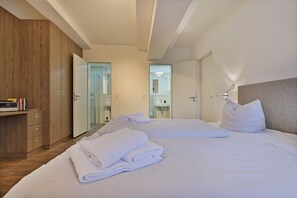 1 bedroom, desk, WiFi