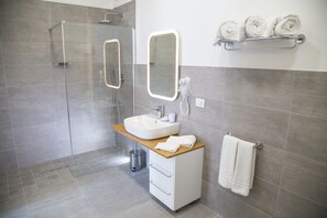 Bathroom shower - Rivabella Suite Apartments (Rimini)