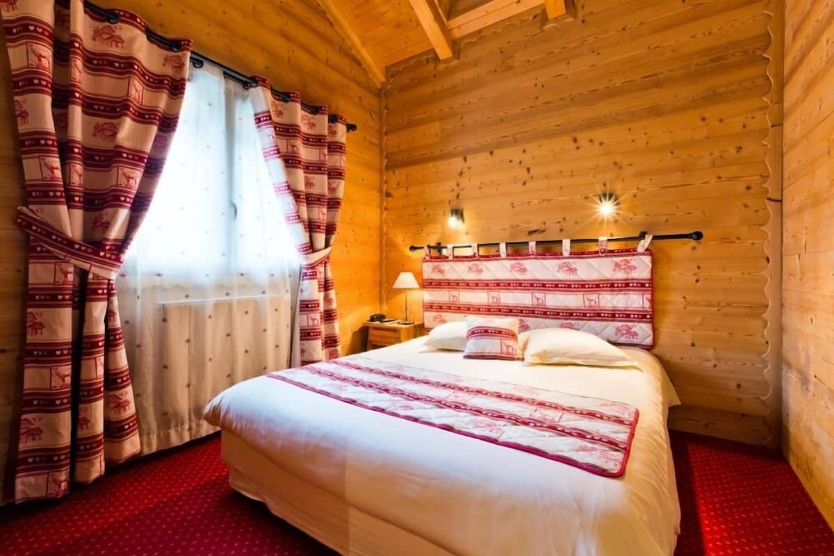 Quarto casal, 1 cama de casal, para não fumantes | Escrivaninha, cortinas blackout, berços grátis, Wi-Fi de cortesia