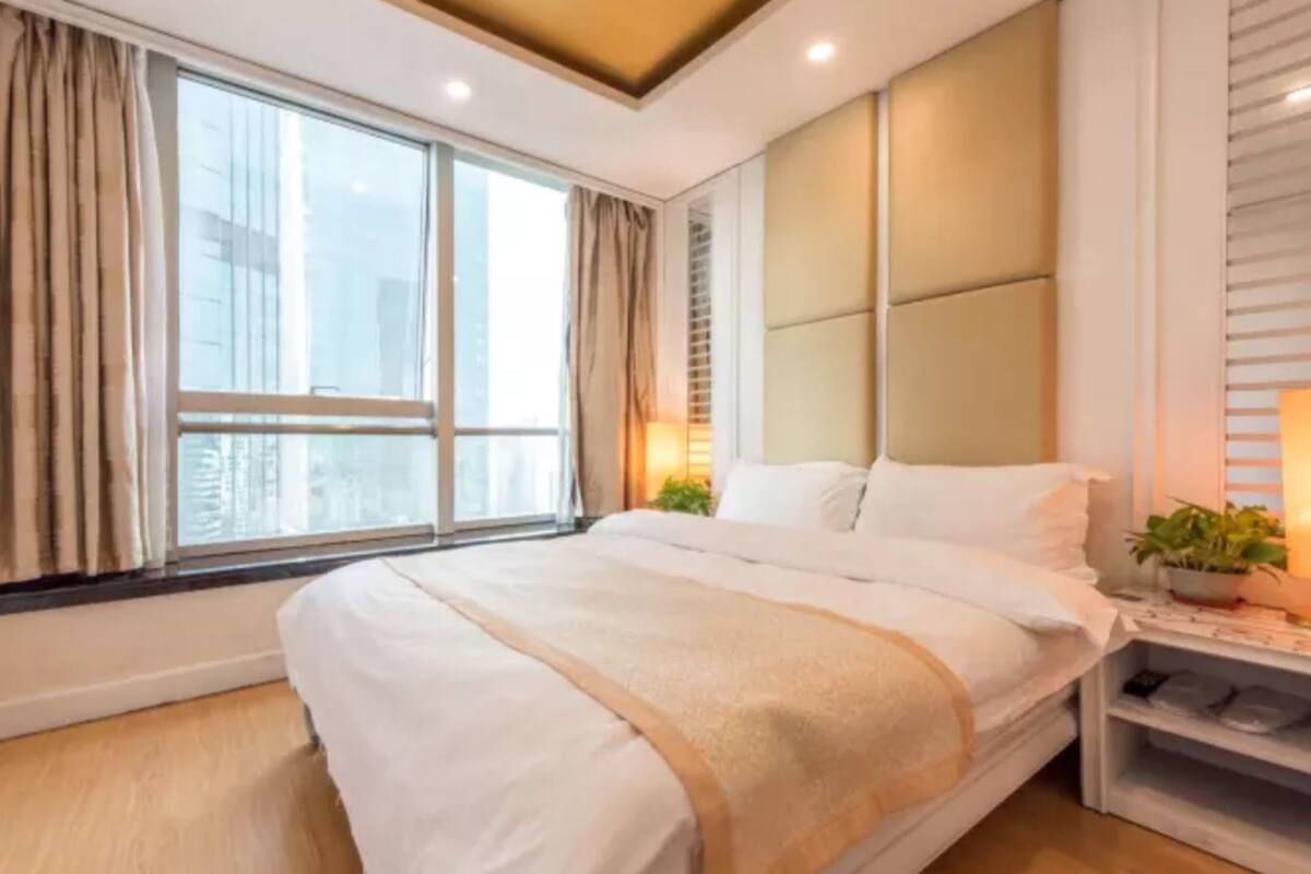 Suite empresarial | Escritorio, cortinas blackout y wifi gratis