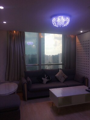 Panoramic Suite | Desk, blackout drapes, free WiFi