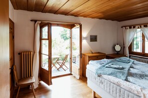 Exclusive Double or Twin Room, Lake View | Desk, free WiFi, bed sheets - Lake Villa Lotus (Horw)