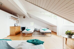 패밀리 쿼드룸, 침대(여러 개), 호수 전망 | 책상, 무료 WiFi, 침대 시트