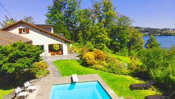 Villa exclusiva, vista al lago | Alberca | Alberca al aire libre por temporada y sombrillas en la alberca
